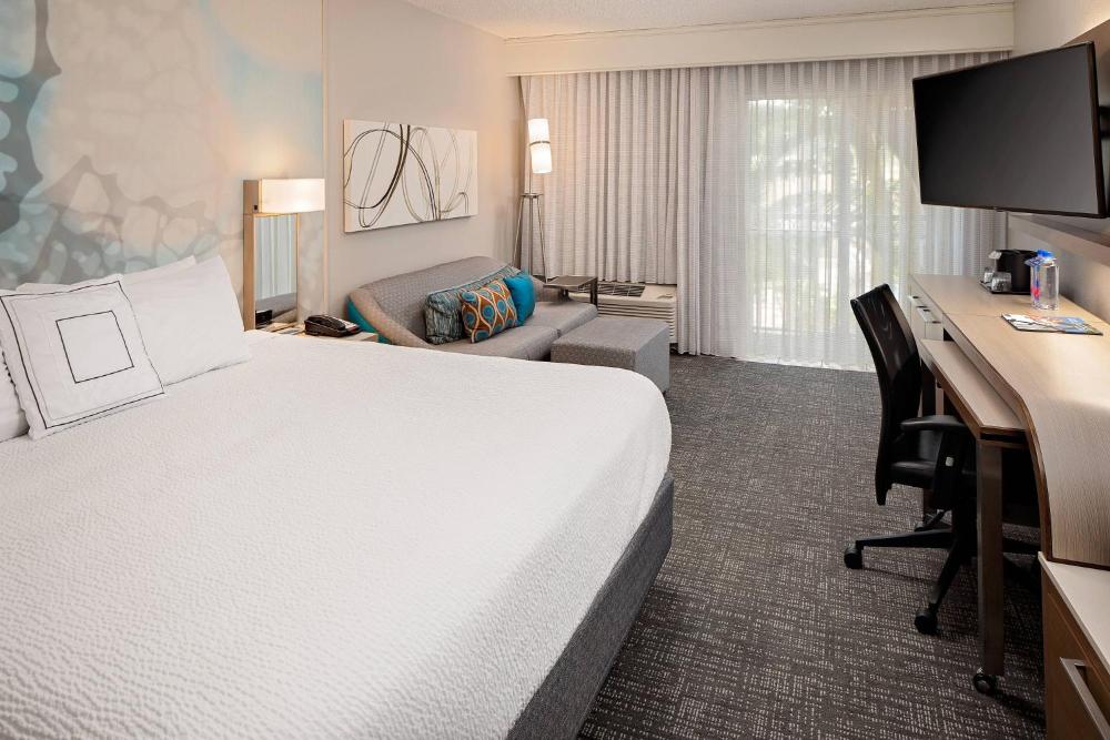 King Room with Balcony and Sofa Bed interior